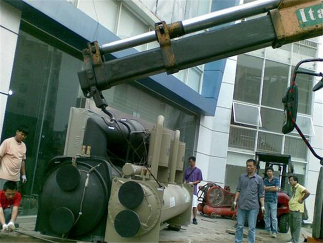 掇刀区随车吊和汽车吊的核心区别是什么？哪种更省钱？